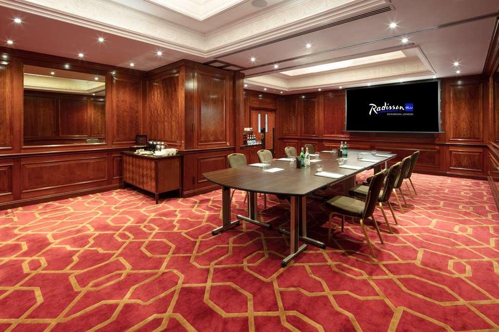 Radisson Blu Hotel, London Heathrow Hotel 4*